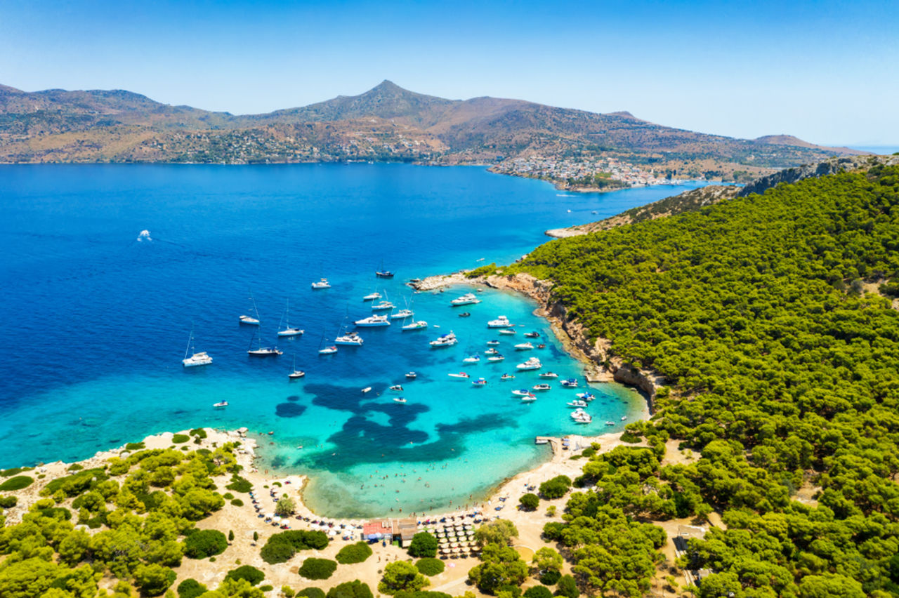 Insel Moni, neben dem Dorf Perdika auf der Insel Aegina mit türkisfarbenem Meer